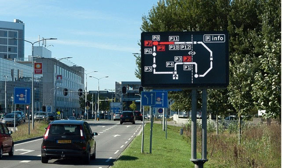 De aangepaste dynamische verkeersteken Smart City die van P10 LEIDENE Vertoning waarschuwen
