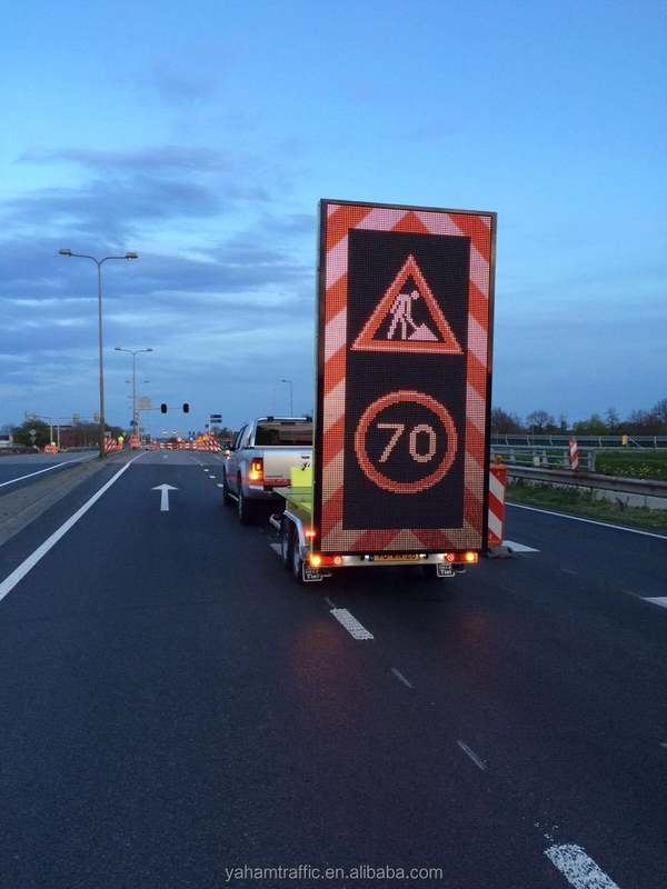 Iedereen in Één Aanhangwagen van IP56 VMS ondertekent Volledige Kleur Reclamevertoning
